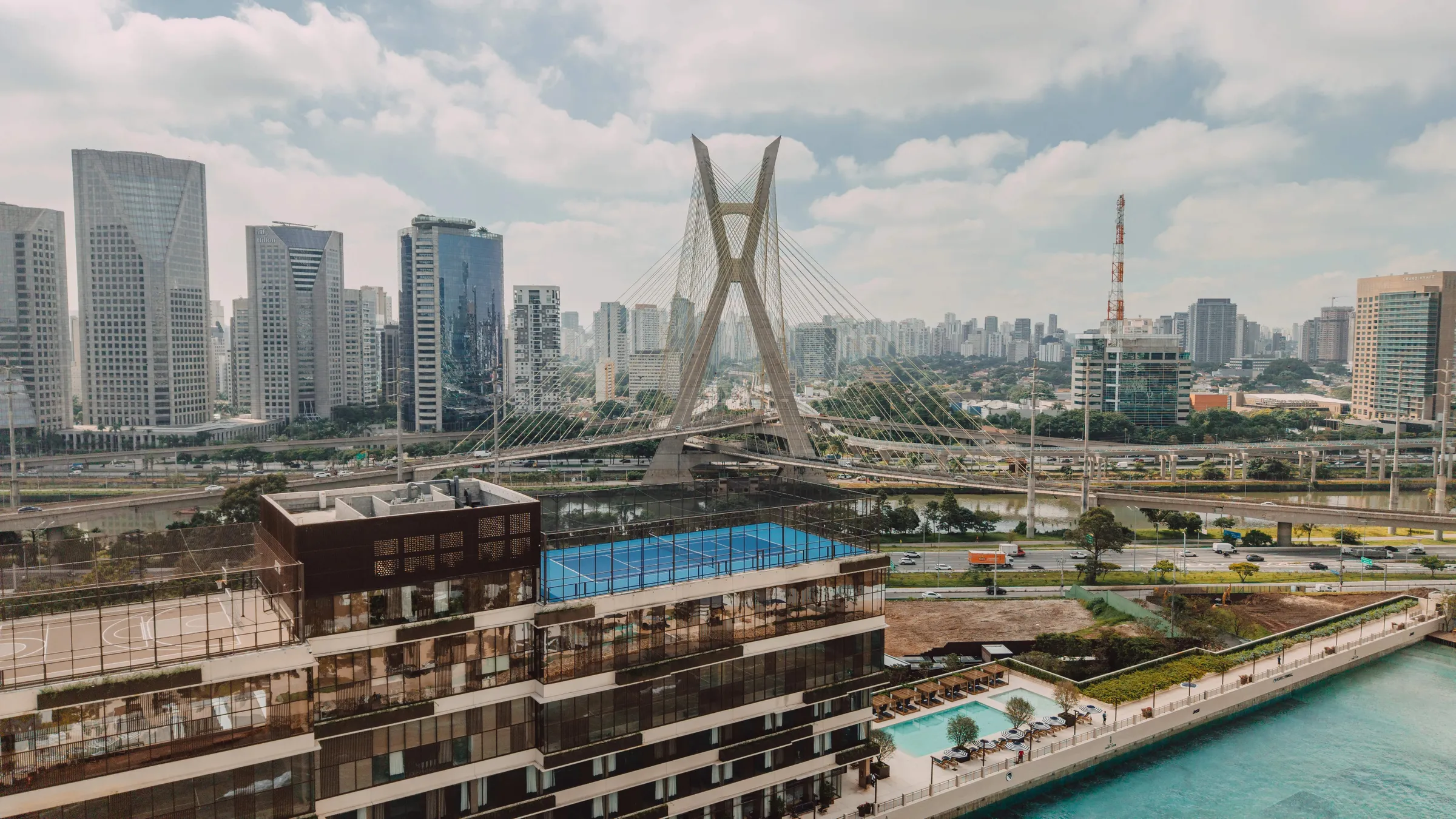 Vista aérea do São Paulo Surf Club, com a Ponte Estaiada · foto
