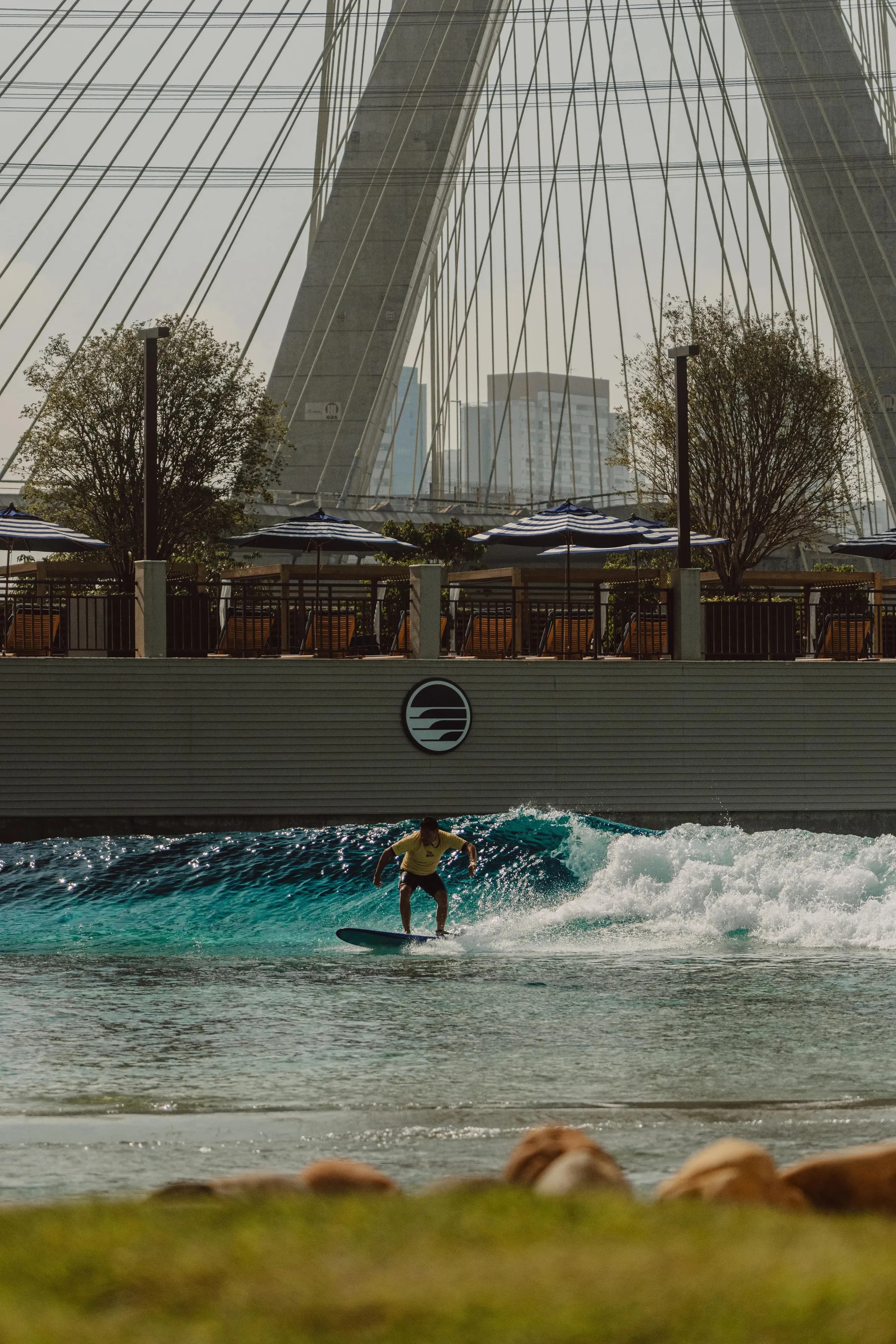 Surf com a Ponte Estaiada ao fundo · foto