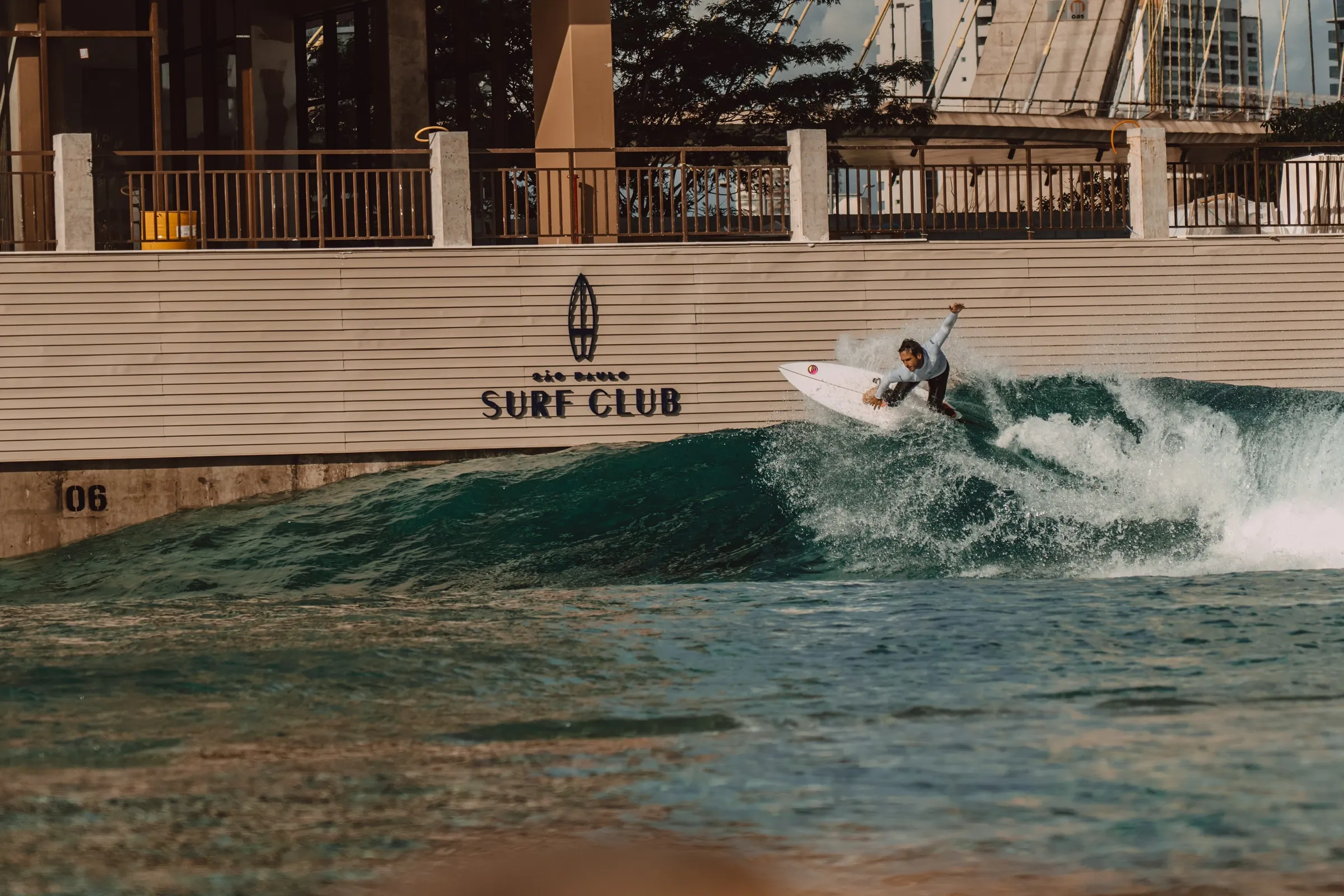Surf na piscina de ondas do clube · foto