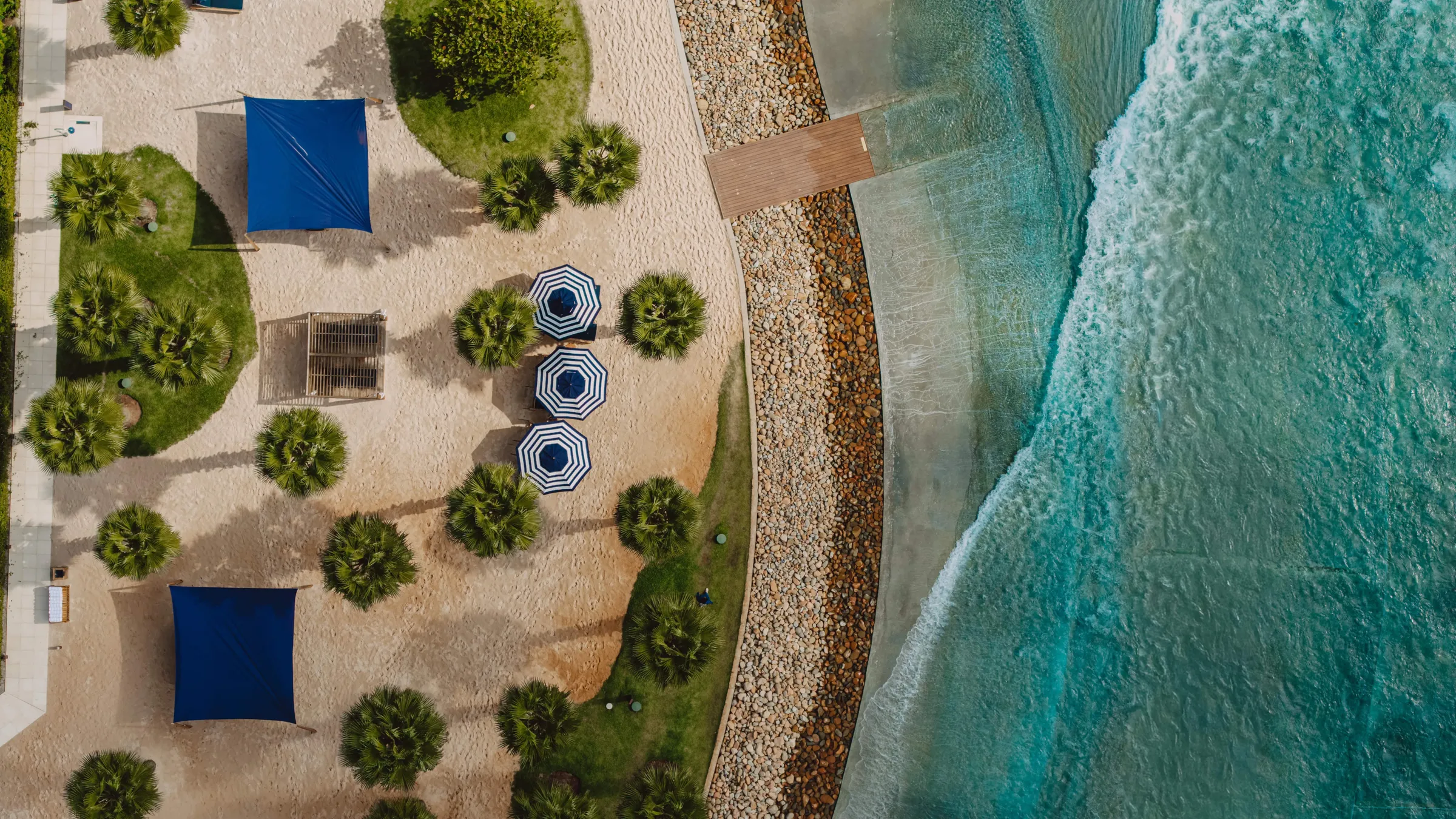 Praia e piscina de ondas vistas do alto · foto