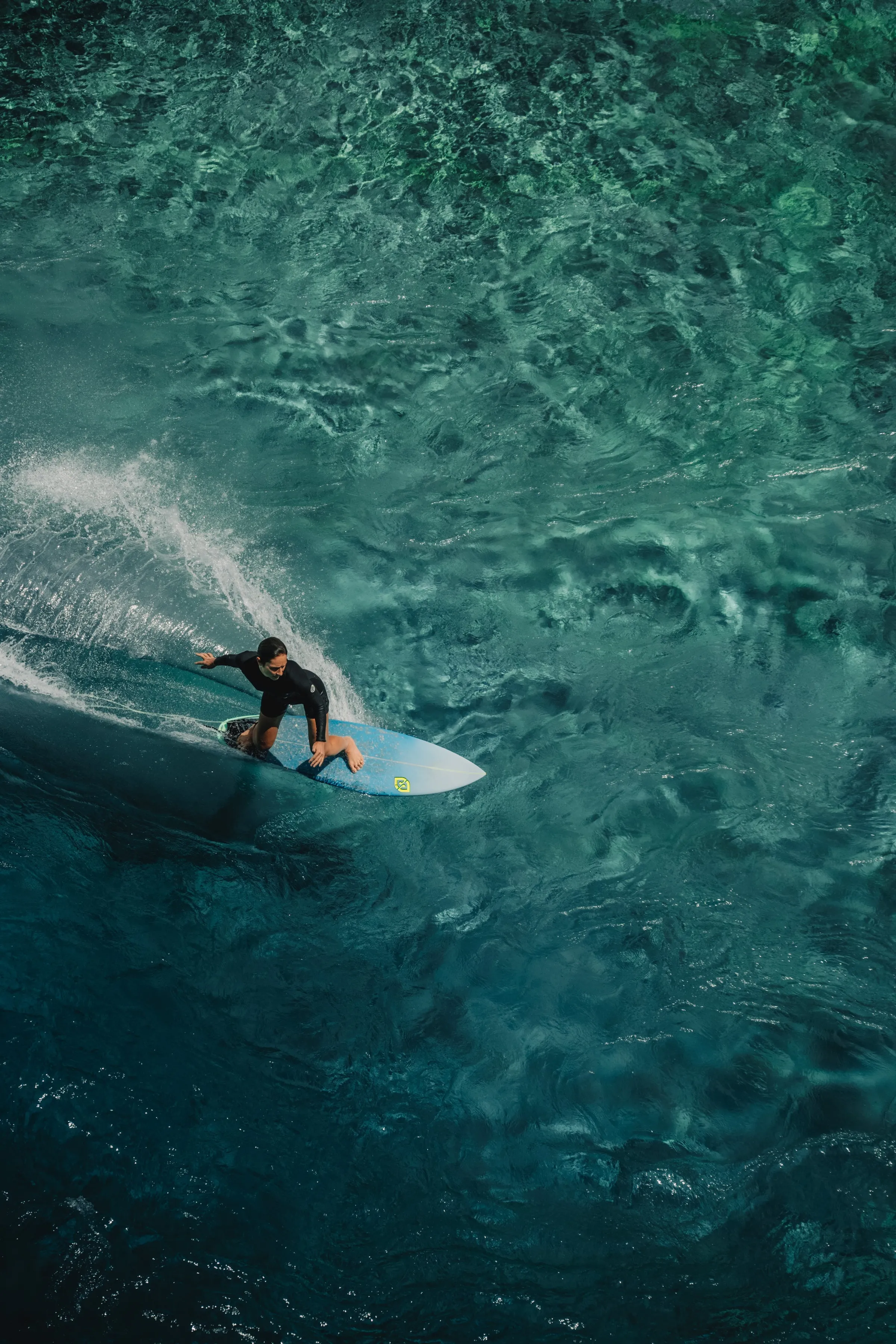 Onda da piscina de surf vista do alto · foto